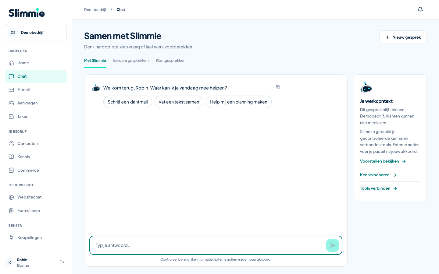 The real Slimmie chat screen in Dutch, showing example questions for a customer email, a summary and a plan, with a field for your own question.